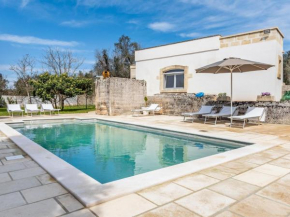 Detached villa with garden, private swimming pool, 9 km from the coast